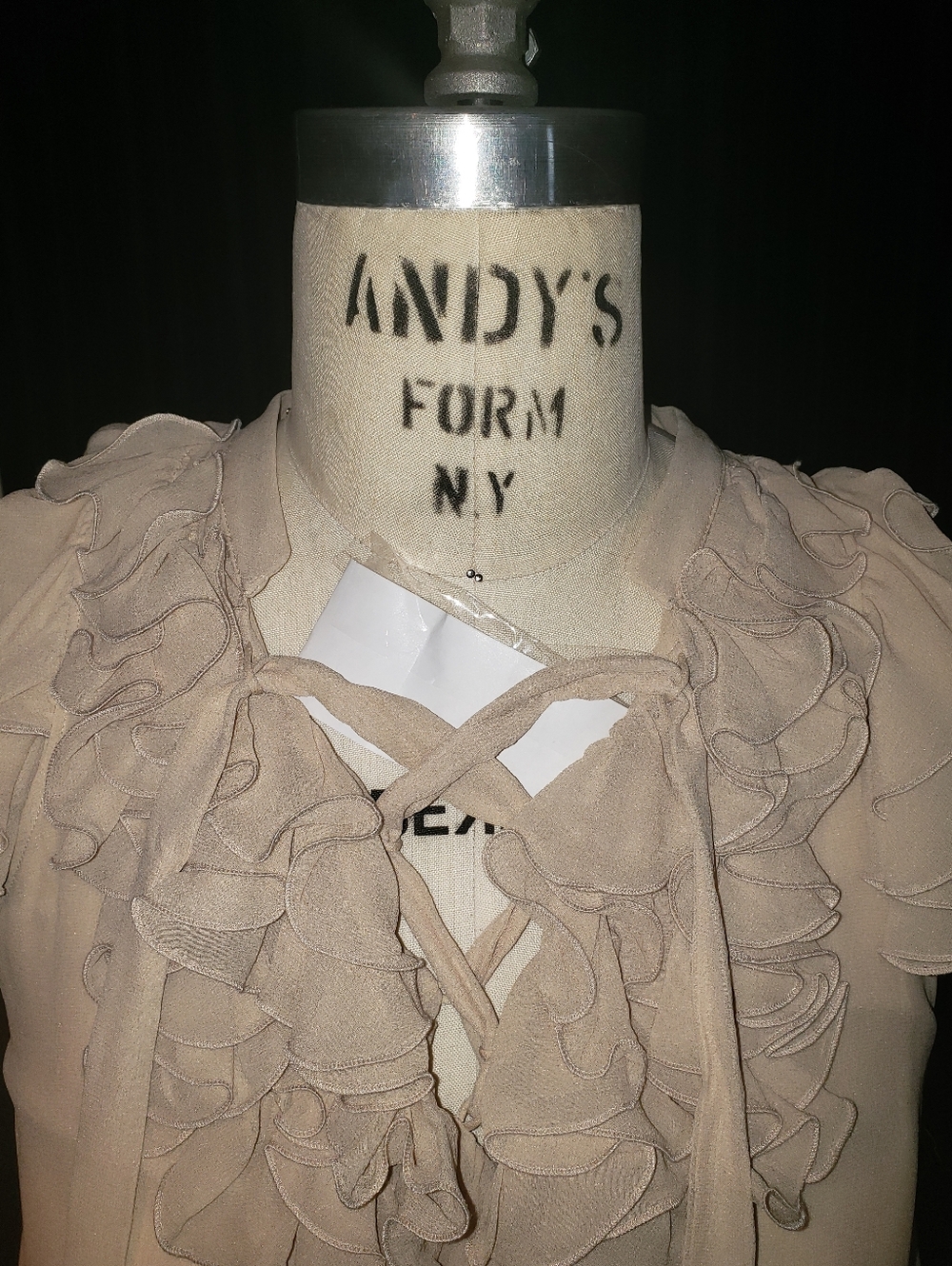 Rare Bally Of Switzerland 100% Seta Chemise Silk Tan Neutral Ruffle Top